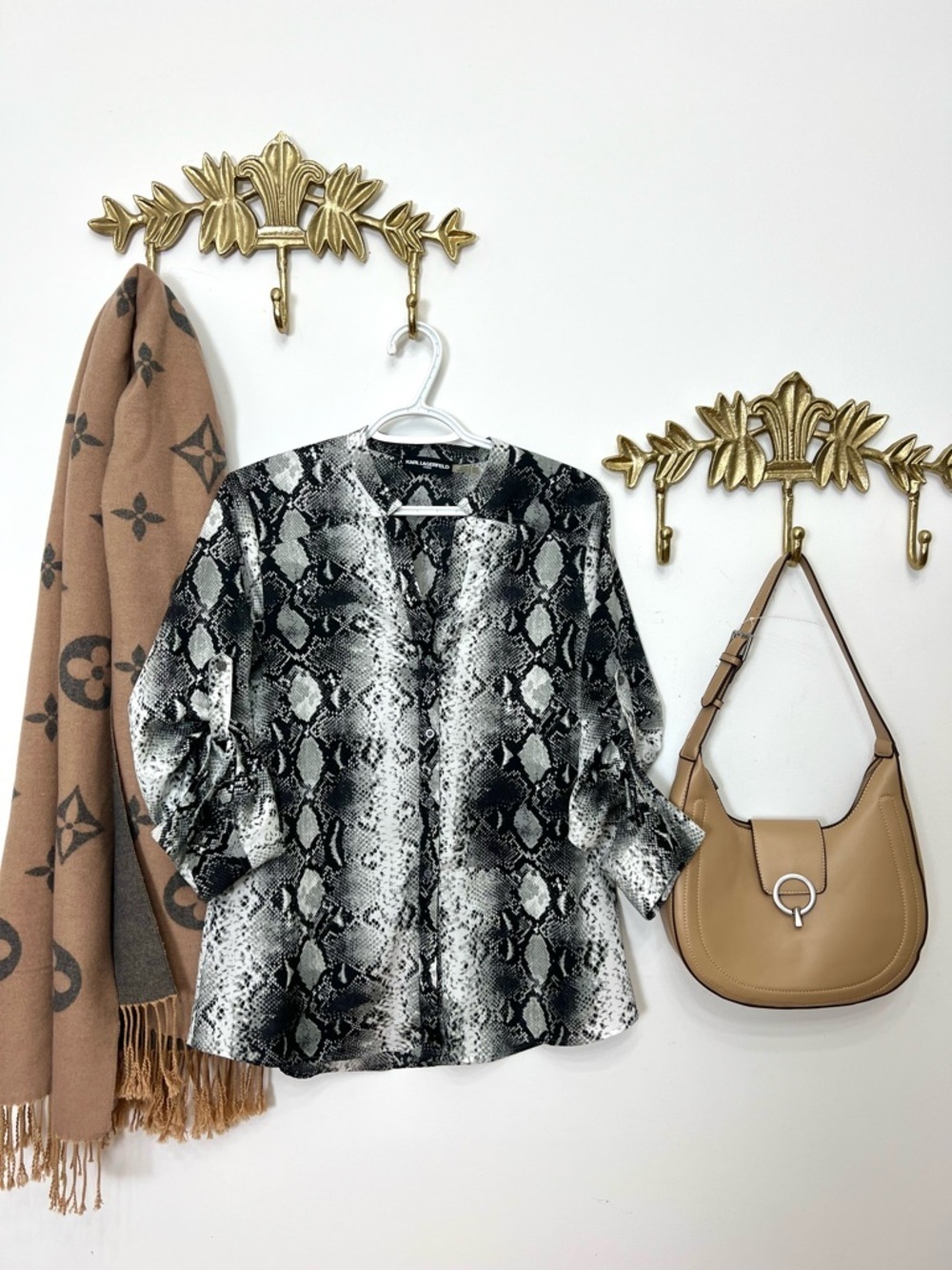 Karl Lagerfeld Black, White & Gray Snake Print Top m ptp 20” l 25.5”